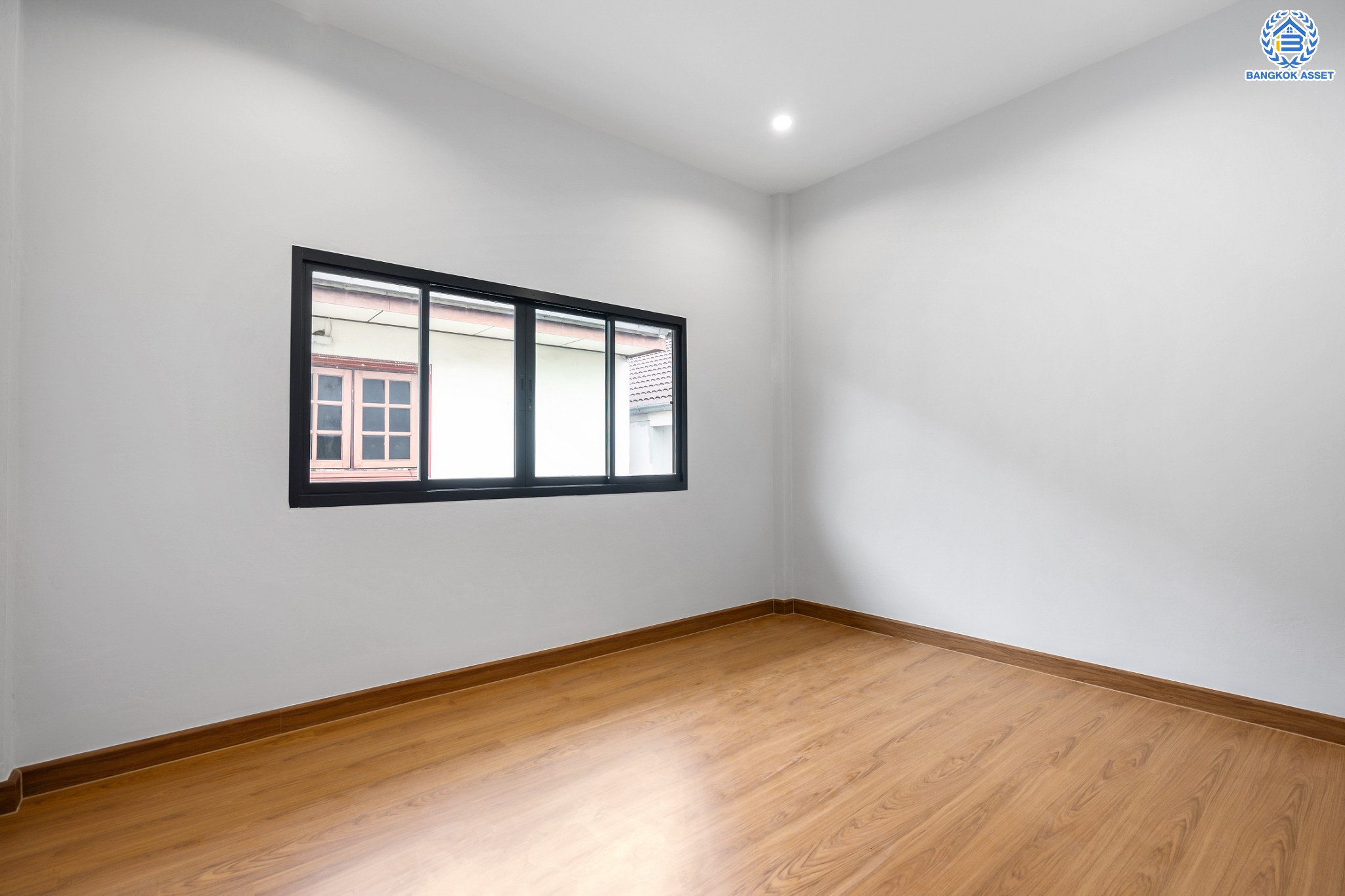 บ้านมือสองตกแต่งใหม่ ม.บูรพา12 ดอนเมือง บ้านเดี่ยว เนื้อที่ 50 ตร.ว. ฟังก์ชัน 4 ห้องนอน 2 ห้องน้ำ จอดรถได้ 2 คัน บนทำเลดีที่สุด ใกล้สนามบินดอนเมือง ทางด่วน "ศรีสมาน" และรถไฟฟ้าสายสีแดง "สถานีดอนเมือง"...